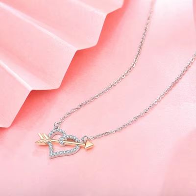 YASVITTI OEM ODM Wysokiej jakości 925 Sterling Silver Cupid Naszyjnik Rose Złoto pokryte serca Strzały Naszyjnik Dla Kochanka Prezent